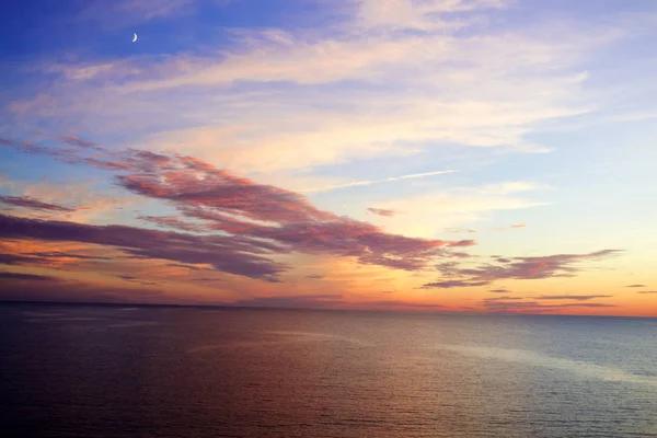 Baltık Denizi - deniz horizon ile deniz manzarası üzerinde güzel gün batımı