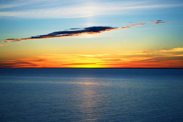 Baltık Denizi - deniz horizon ile deniz manzarası üzerinde güzel gün batımı