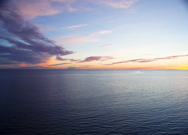 Baltık Denizi - deniz horizon ile deniz manzarası üzerinde güzel gün batımı