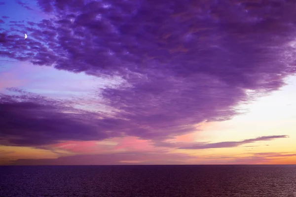 Beautiful sunset over Baltic Sea - seascape with sea horizon — Stock Photo, Image