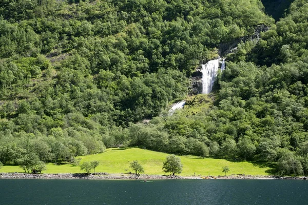 Grüne Berge und Wasserfälle im Sognefjord Skandinavien. Norwegen — Stockfoto