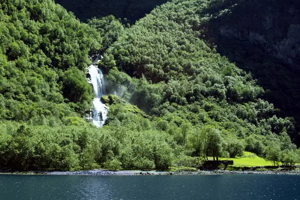Зеленые горы и водопады в Согне-фьорде Скандинавии. Норвегия — стоковое фото