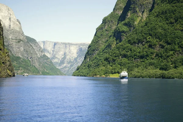 Grüne Berge und Wasserfälle im Sognefjord Skandinavien. Norwegen — Stockfoto