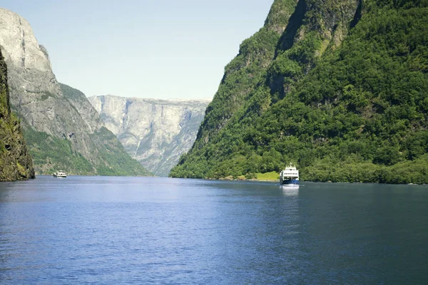 Montanhas verdes e cachoeiras em Sognefjord Escandinávia. Noruega — Fotografia de Stock