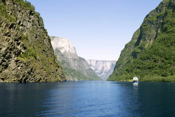 Gröna berg och vattenfall i Sognefjord Skandinavien. Norge — Stockfoto