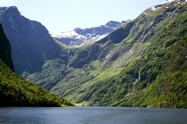 绿山和 Sognefjord 斯堪的那维亚的瀑布。挪威 — 图库照片