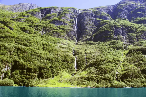 Montanhas verdes e cachoeiras em Sognefjord Escandinávia. Noruega — Fotografia de Stock