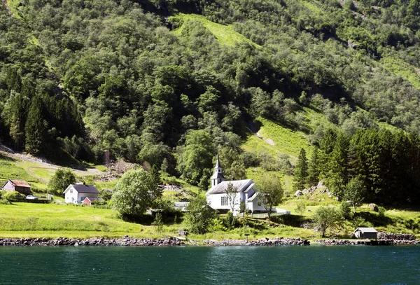 Yeşil dağlar ve şelaleler Sognefjord İskandinavya. Norveç