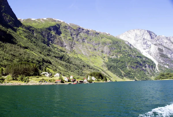 绿山和 Sognefjord 斯堪的那维亚的瀑布。挪威 — 图库照片