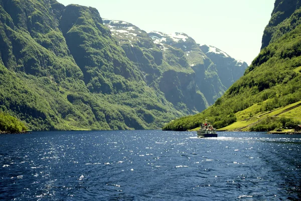 Zelené hory a vodopády ve Skandinávii Sognefjord. Norsko — Stock fotografie