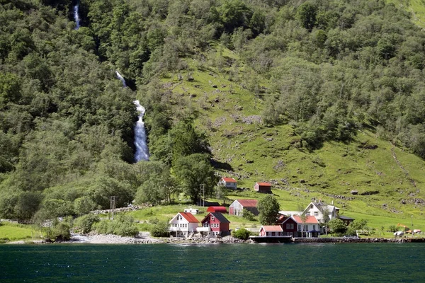 Grüne Berge und Wasserfälle im Sognefjord Skandinavien. Norwegen — Stockfoto