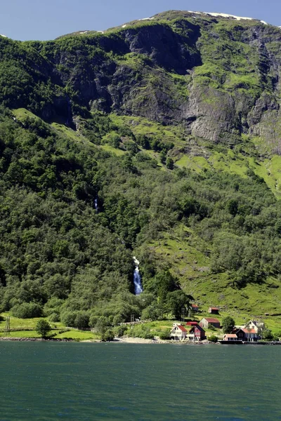 Grüne Berge und Wasserfälle im Sognefjord Skandinavien. Norwegen — Stockfoto