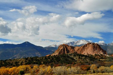 Sonbaharda renkli bir orman ve arka planda dağlar, Colorado, Usa