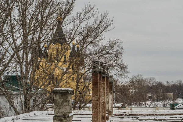 Russische kerk door de bomen — Stockfoto