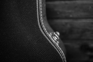 Siyah gitar kutusu ahşap arka plan ile