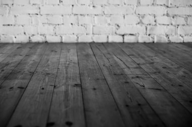 Siyah ahşap zemin ve beyaz tuğla duvar arka plan