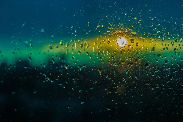 Sol desfocado e gotas de água na janela — Fotografia de Stock