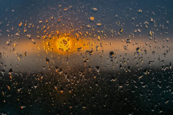 Unfocuced 太阳与水滴在窗户上 — 图库照片