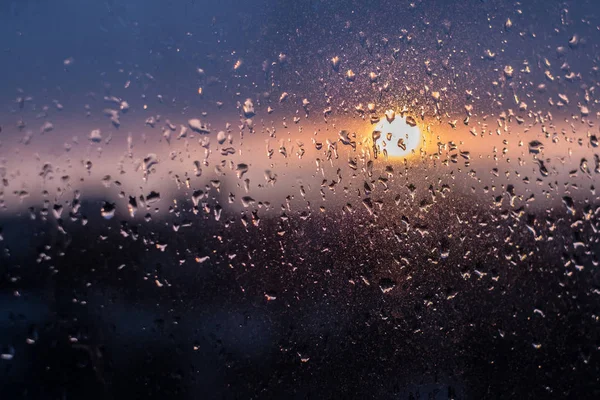 Sol desfocado e gotas de água na janela — Fotografia de Stock