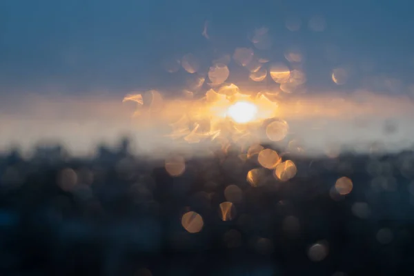 Sol desfocado e gotas de água na janela — Fotografia de Stock