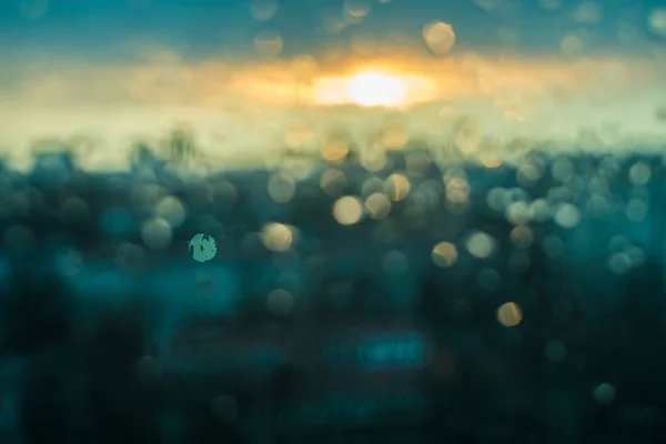 Sol desfocado e gotas de água na janela — Fotografia de Stock