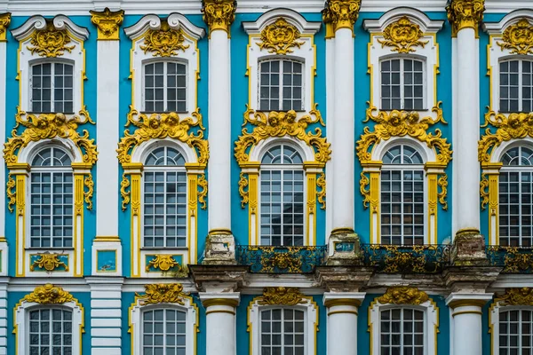 Ventanas del palacio en Tsarscoe selo, Pushkin, San Petersburgo —  Fotos de Stock