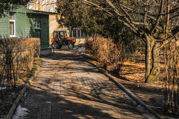 Saint-Pétersbourg, Russie, 15 / 03 / 2017 - Tracteur mini travaillant dans le jardin botanique — Photo