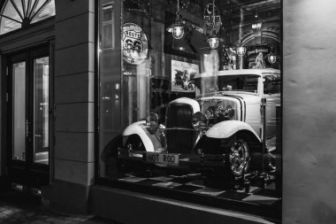 Riga, Letonya - 20 Mart 2017: beyaz Hot Rod bozguna 66 Amerikan vintage barda gece, siyah ve beyaz