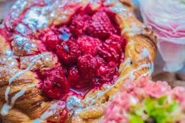 Vintage plaka üzerinde bir gül ile kahvaltıda Frambuaz reçeli ile taze lezzetli çörekler