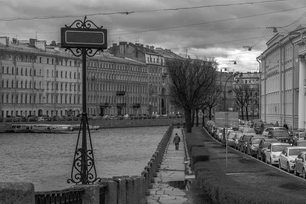 Homme seul marchant sur la rive de la rivière Neva à Saint-Pétersbourg. Contre la conception du flux. Table vide avec espace pour le texte . — Photo