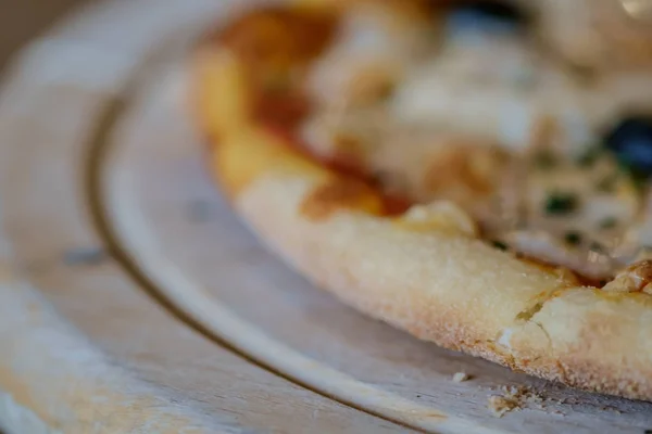 Délicieuse pizza aux olives fraîches et au bord croustillant . — Photo
