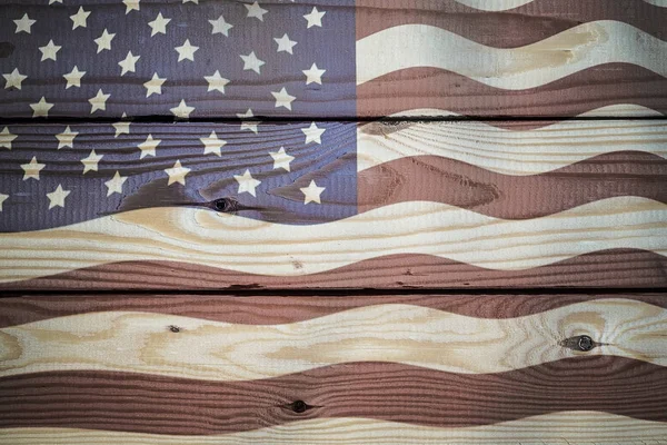 老式的美国国旗画在老年、 风化的仿古木制背景. — 图库照片