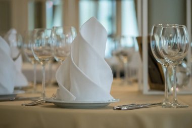 Boş gözlük peçete ile restoranda ayarla.