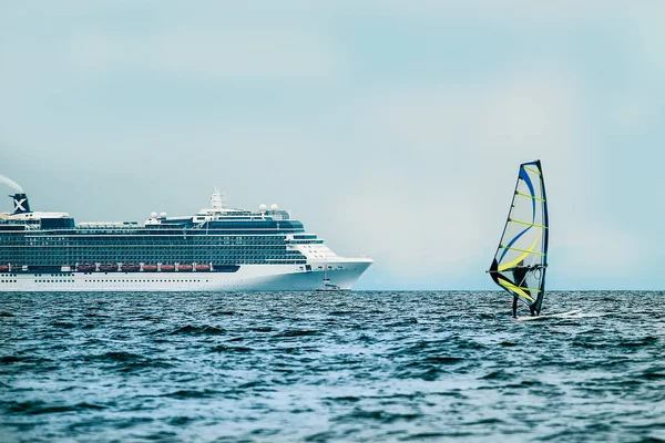 Windsurfer no mar com um navio de cruzeiro em backgroung — Fotografia de Stock