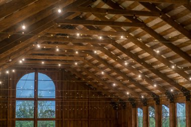 Kahve dükkanı veya kafe restoran ile soyut bokeh ışık görüntü arka plan bulanıklık. Garland ışıkları ile yenilenmiş çiftlik.