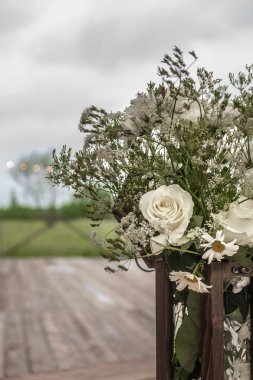 Dekoratif beyaz çiçekli ahşap kutu