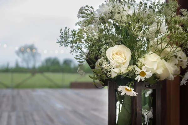 Dekoratif beyaz çiçekli ahşap kutu