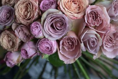 Buket closeup makro düğün güzel pembe, mor ve Şeftali güller