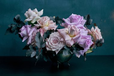Siyah masada güzel pembe gül buket