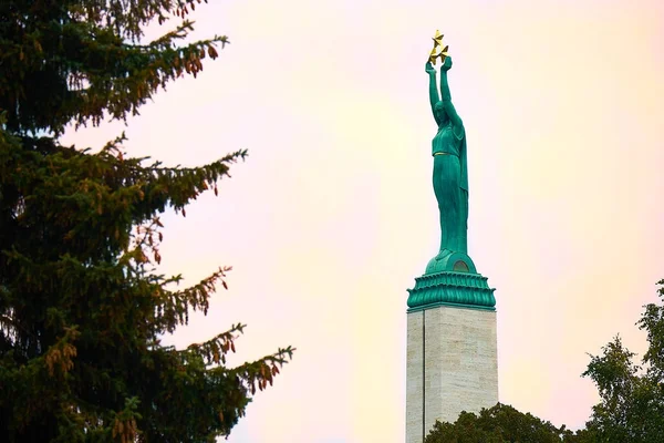 Monumento della libertà a Riga. Donna con tre stelle d'oro che simboleggiano tre regioni della Lettonia . — Foto Stock