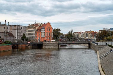 Oder Nehri üzerinde küçük turistik tekne ve köprüde bir tramvay ile Mlynski köprüye Tumski Köprüsü'nden görüntüleyin. Wroclaw, Polonya.
