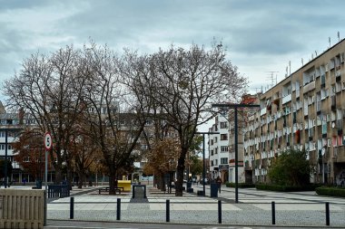Wroclaw tarihi kent meydanında Nowy Targ güzel modern görünüm. Wroclaw batı Polonya ve tarihsel Silezya başkenti en büyük kenti olduğunu.