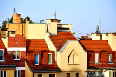 Güzel evlerde Wroclaw sabah güneşin ışık kırmızı çatılar ile