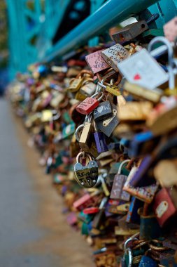 Wroclaw Old Town. Ünlü aşk Tumski köprüde asılı asma kilitler. Katedral Adası (Ostrow Tumski) şehrin en eski bir parçasıdır.