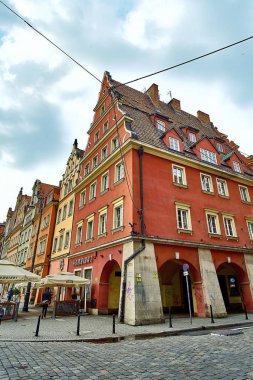 Tuz pazarı Meydanı Wroclaw eski şehir'renkli evleri.