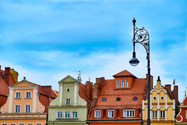 Vintage streen fener ile renkli akşam sahne Wroclaw pazar meydanında. Günbatımı Silesia, Polonya, Avrupa'nın tarihsel başkentinde. Tarzı yazı işlenmiş fotoğraf.