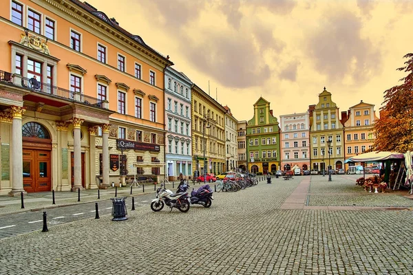 Wroclaw City sonbaharda Merkez Market square yakınındaki Taba Solny meydanında çiçekçiye. TABA Solny 1242 pazar meydanından Wroclaw eski şehir olduğunu