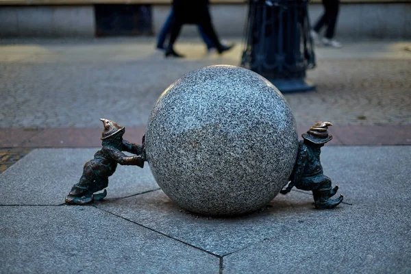 Wroclaw, Polonya Swidnicka sokakta Sisyphers gnomes cüceler. Cüceler - küçük figürinler, turistik Wroclaw.