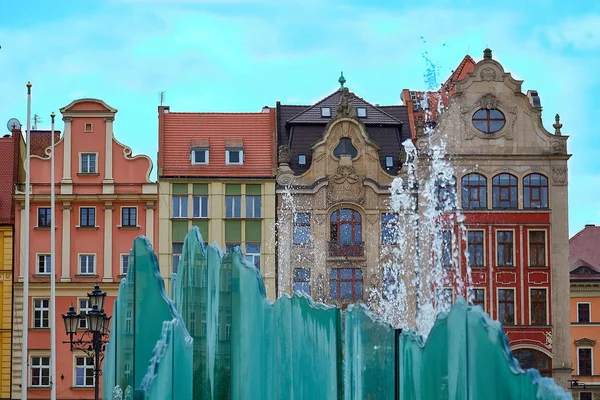 A market square, Wroclaw, Lengyelország-színes történelmi épületek és a híres szökőkúttal. Sziléziai régió. — Stock Fotó