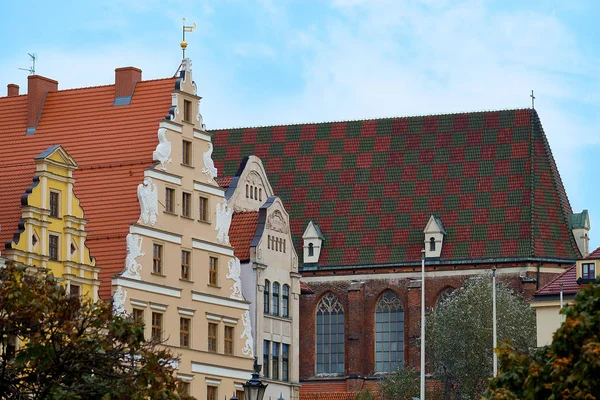 Wrocław stare domy mieszczańskie w rynku z kościoła św., podczas zachodu słońca, Polska — Zdjęcie stockowe